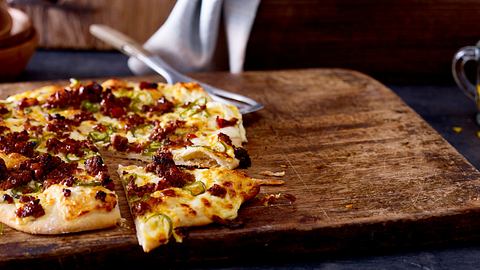Jalapeno-Flammkuchen mit BBQ-Hack Rezept - Foto: House of Food / Bauer Food Experts KG