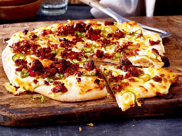 Jalapeño-Flammkuchen mit BBQ-Hack Rezept-F8611201 Jalapeño-Flammkuchen mit BBQ-Hack Rezept-F8611201