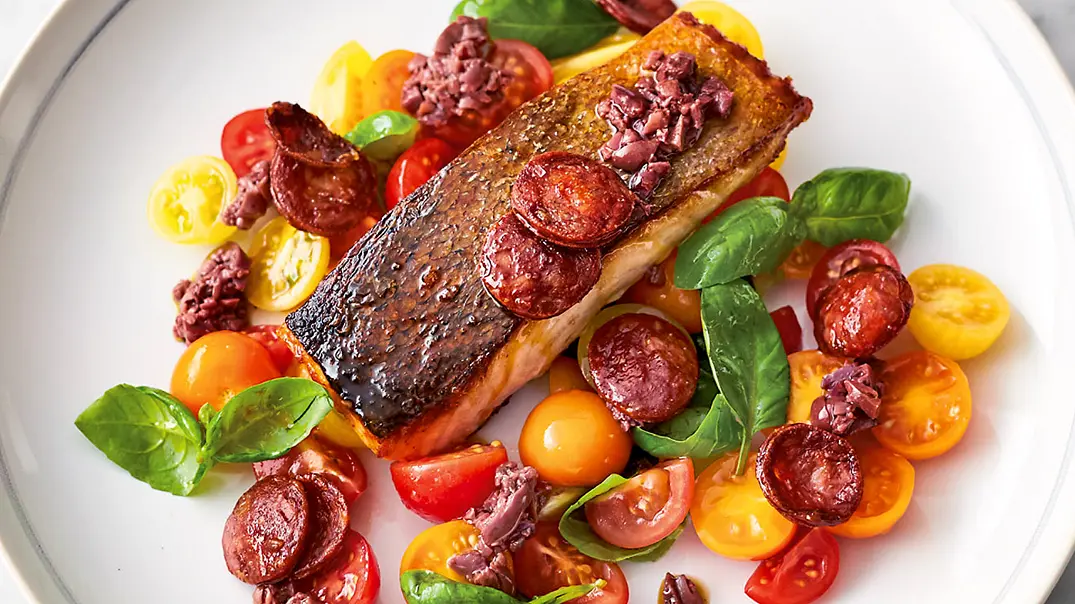 Jamies gebratener Lachs mit Chorizo Rezept - Foto: LECKER @ Bauer Media Group