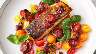 Jamies gebratener Lachs mit Chorizo Rezept - Foto: LECKER @ Bauer Media Group Jamies gebratener Lachs mit Chorizo Rezept - Foto: LECKER @ Bauer Media Group