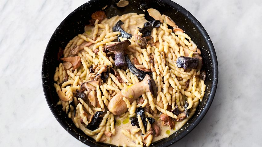 Jamies Pasta mit Pilzen und Knoblauch Rezept - Foto: Jamie Oliver Enterprises Limited, David Loftus (2017, 5 Ingredients Quick & Easy Food), f. d. dt. Ausgabe Dorling Kindersley Verlag