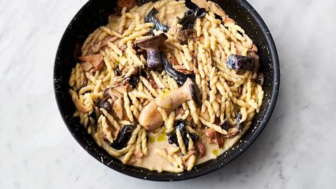 Eine große Pfanne voller Pasta und Pilze mit Soße - Foto: Jamie Oliver Enterprises Limited, David Loftus (2017, 5 Ingredients Quick & Easy Food), f. d. dt. Ausgabe Dorling Kindersley Verlag