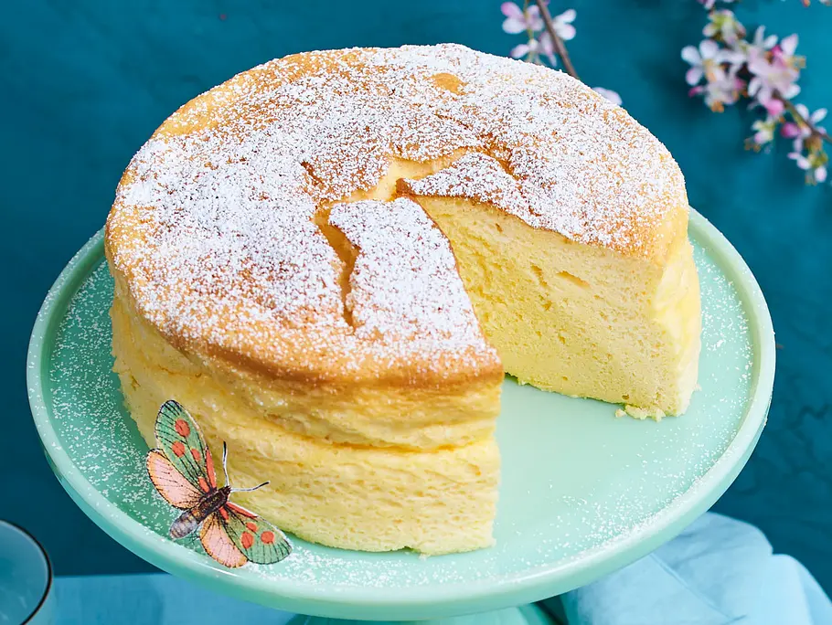 Japanischer Käsekuchen auf einer Servierplatte, ein Stück fehlt.