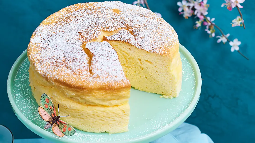 Japanischer Käsekuchen, leicht mit Puderzucker bestäubt. - Foto: LECKER @ Bauer Media Group