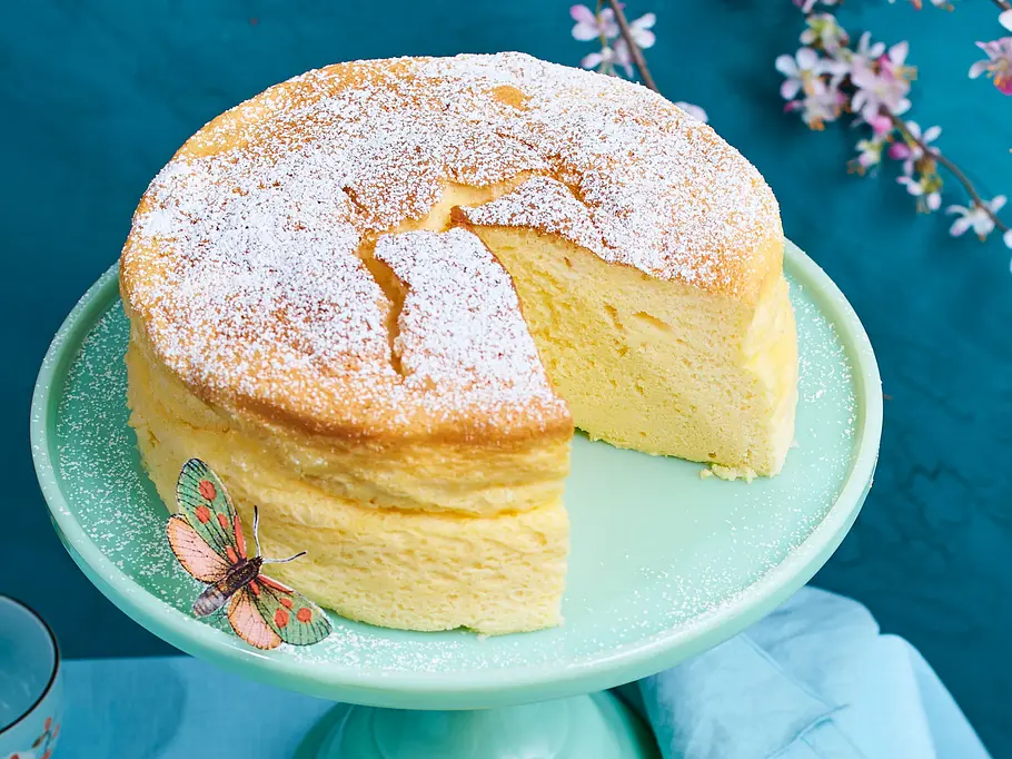 Japanischer Käsekuchen, leicht mit Puderzucker bestäubt.