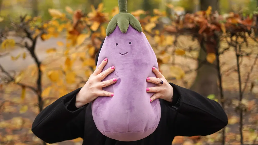 Person hält sich eine riesige Stoff-Aubergine von Jellycat Amuseables vors Gesicht - Foto: LECKER @ Bauer Media Group / Nicole Molitor