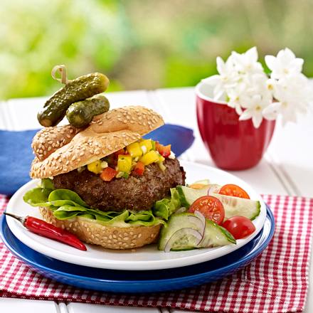 Jerk Burger Mit Mango Salsa Und Gurken Tomaten Salat Rezept Lecker