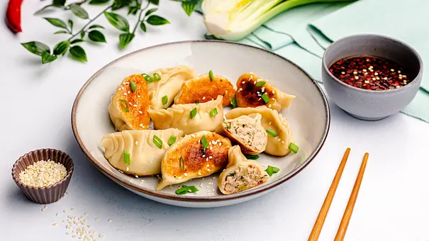 Jiaozi (chinesische Dumplings) - Foto: ShowHeroes für LECKER @ Bauer Media Group Jiaozi (chinesische Dumplings) - Foto: ShowHeroes für LECKER @ Bauer Media Group