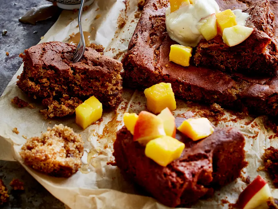 Jochens Dattelkuchen mit Vanilleeis und Früchten Rezept