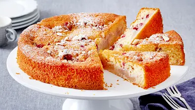 Flacher Joghurt-Birnen-Rührkuchen angeschnitten auf einem Tortenteller - Foto: LECKER @ Bauer Media Group