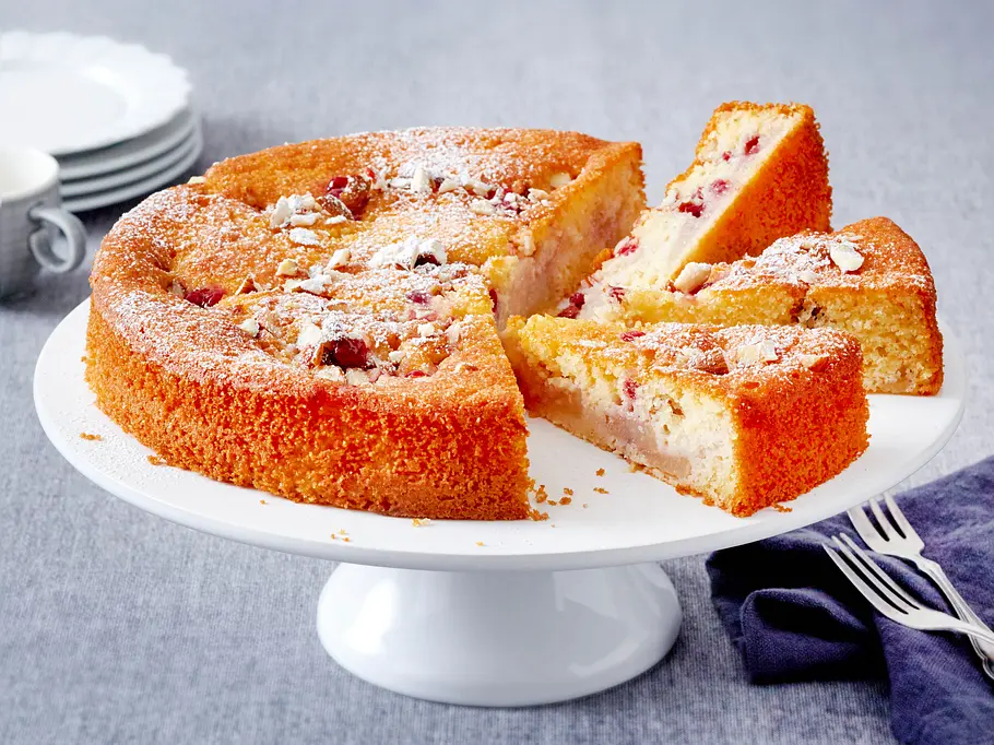 Joghurt-Birnen-Kuchen Rezept Flacher Joghurt-Birnen-Rührkuchen angeschnitten auf einem Tortenteller