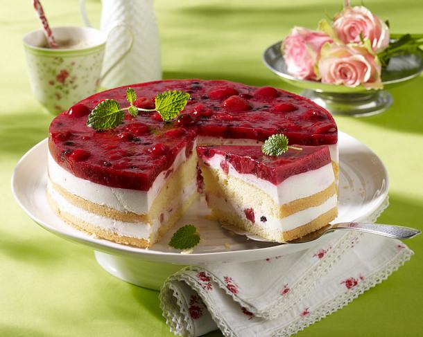 Joghurt-Biskuit-Torte mit roter Grütze Rezept Joghurt-Biskuit-Torte mit roter Grütze Rezept