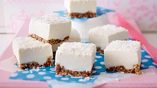 Joghurt-Cheesecake mit Dattel-Cashew-Boden Rezept - Foto: LECKER @ Bauer Media Group Joghurt-Cheesecake mit Dattel-Cashew-Boden Rezept - Foto: LECKER @ Bauer Media Group