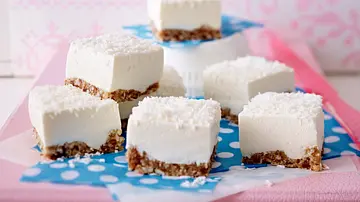 Joghurt-Cheesecake mit Dattel-Cashew-Boden Rezept - Foto: LECKER @ Bauer Media Group Joghurt-Cheesecake mit Dattel-Cashew-Boden Rezept - Foto: LECKER @ Bauer Media Group