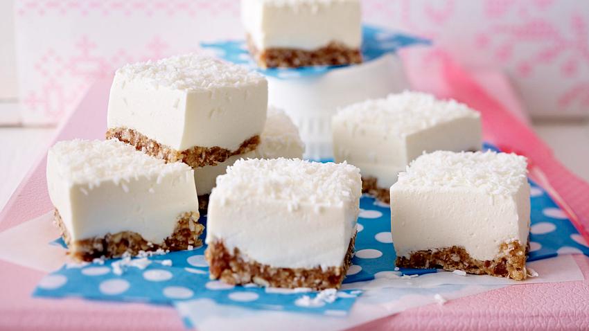 Joghurt-Cheesecake mit Dattel-Cashew-Boden Rezept - Foto: House of Food / Bauer Food Experts KG