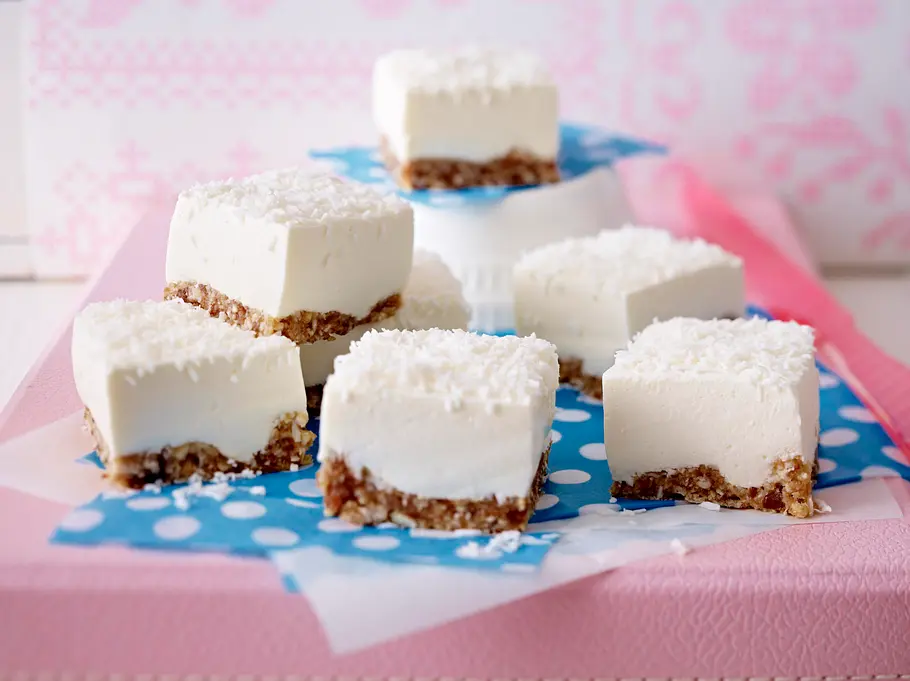Joghurt-Cheesecake mit Dattel-Cashew-Boden Rezept Joghurt-Cheesecake mit Dattel-Cashew-Boden Rezept