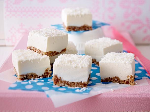 Joghurt-Cheesecake mit Dattel-Cashew-Boden Rezept