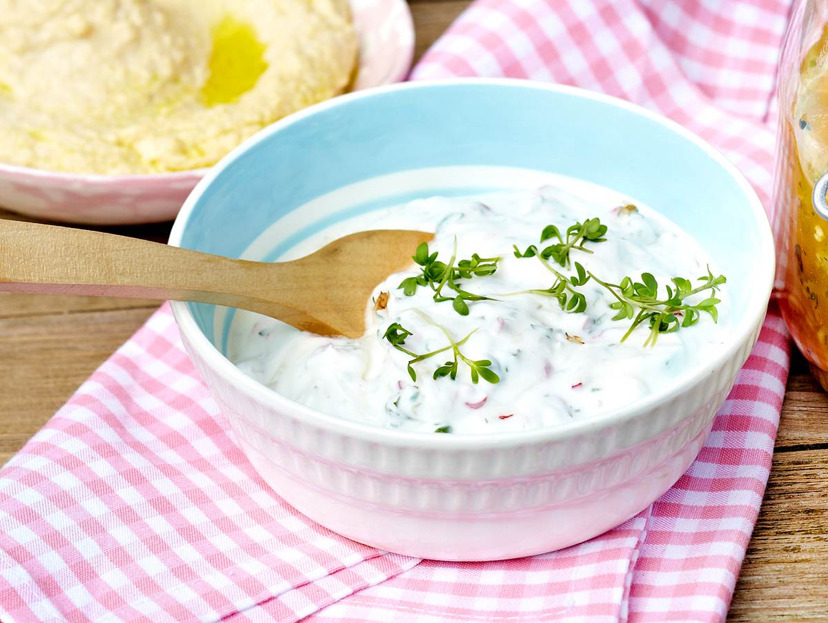 Joghurt-Dip in einer Schale mit Löffel