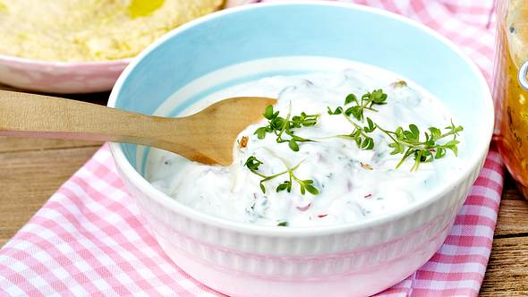 Joghurt-Dip in einer Schale mit Löffel - Foto: House of Food / Bauer Food Experts KG