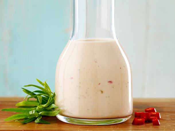 Joghurt-Dressing mit Ketchup, Pfefferschote und Estragon Joghurt-Dressing mit Ketchup, Pfefferschote und Estragon
