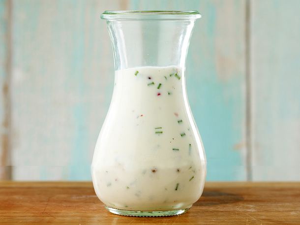 Joghurt-Dressing mit Zitrone, Schnittlauch und rosa Beeren (vier mal anders) Rezept