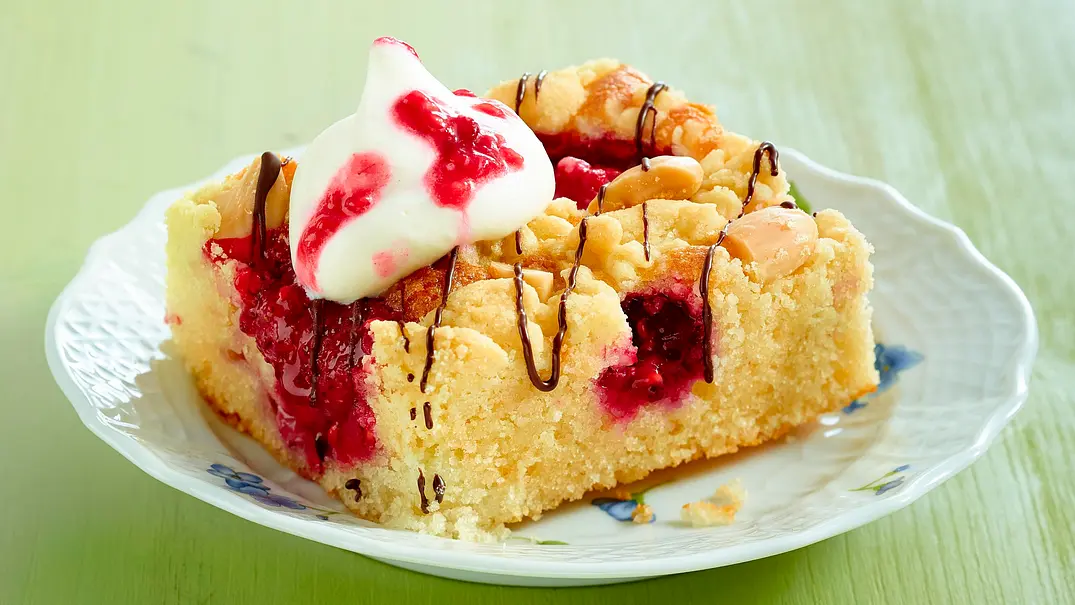 Joghurt-Grieß-Kuchen vom Blech mit Erdbeeren und Himbeeren Rezept - Foto: LECKER @ Bauer Media Group Joghurt-Grieß-Kuchen vom Blech mit Erdbeeren und Himbeeren Rezept - Foto: LECKER @ Bauer Media Group