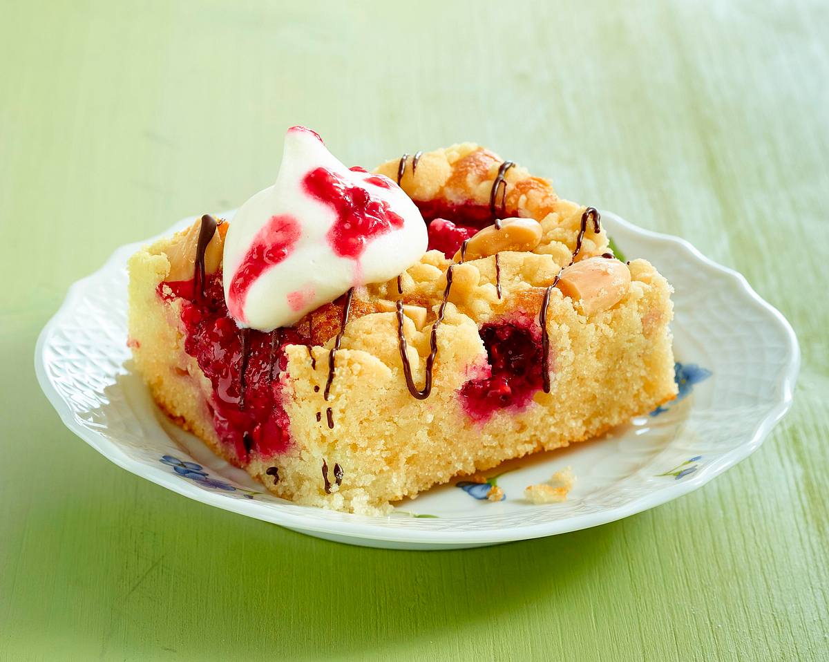 Joghurt-Grieß-Kuchen vom Blech mit Erdbeeren und Himbeeren Rezept