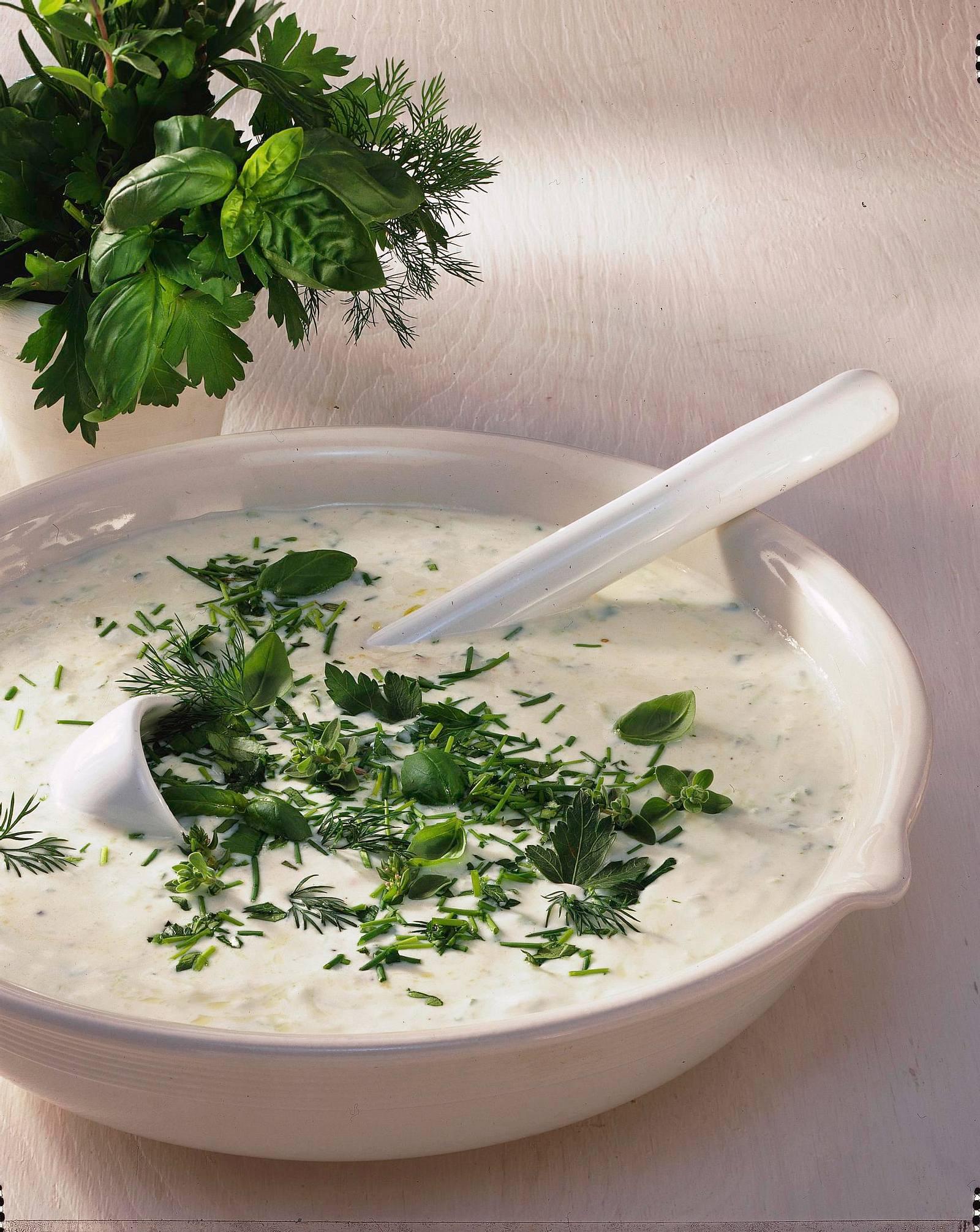 Joghurt-Gurkensuppe Rezept | LECKER