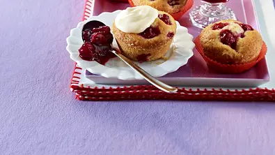 Joghurt-Kirsch- Muffins Rezept - Foto: LECKER @ Bauer Media Group