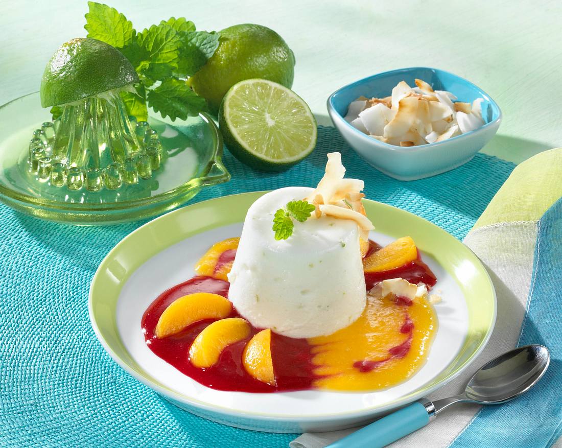Joghurt-Kokos-Mousse mit Himbeermark und Aprikosenspalten Rezept Joghurt-Kokos-Mousse mit Himbeermark und Aprikosenspalten Rezept