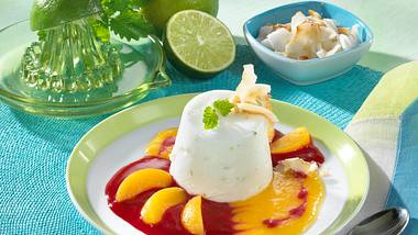 Joghurt-Kokos-Mousse mit Himbeermark und Aprikosenspalten Rezept - Foto: Maass