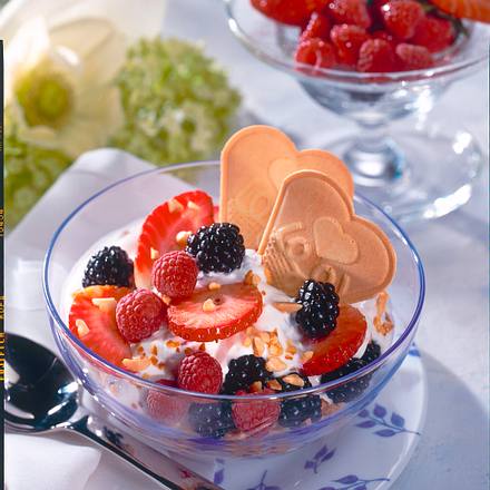Joghurt-Mandel-Creme mit frischen Beerenfrüchten Rezept Joghurt-Mandel-Creme mit frischen Beerenfrüchten Rezept