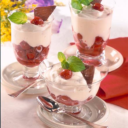 Joghurt-Mint-Becher mit Kirschen Rezept Joghurt-Mint-Becher mit Kirschen Rezept