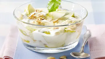 Joghurt mit Birnen und Haselnussblättchen Rezept - Foto: LECKER @ Bauer Media Group Joghurt mit Birnen und Haselnussblättchen Rezept - Foto: LECKER @ Bauer Media Group