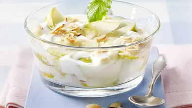 Joghurt mit Birnen und Haselnussblättchen Rezept - Foto: LECKER @ Bauer Media Group