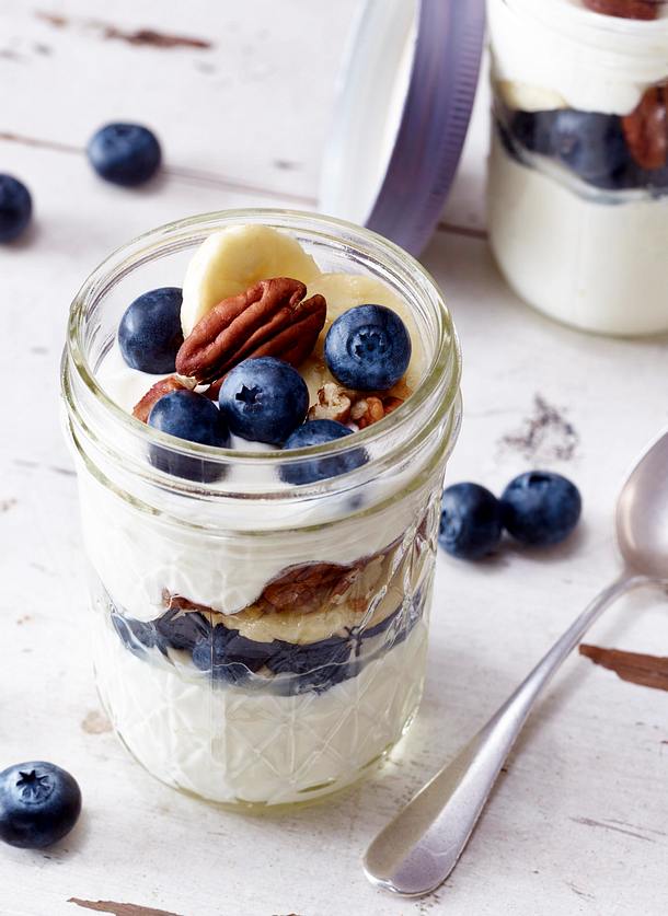 Joghurt mit Blaubeeren, Pecannüssen und Banane Rezept | LECKER