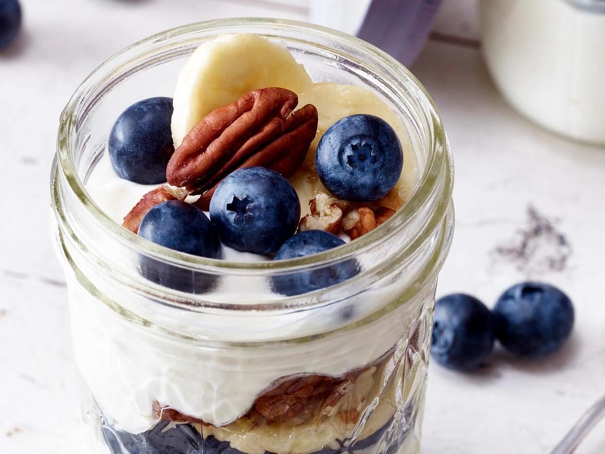 Joghurt mit Blaubeeren, Pecannüssen und Banane Rezept