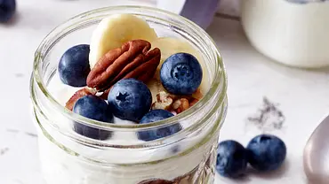 Joghurt mit Blaubeeren, Pecannüssen und Banane Rezept - Foto: LECKER @ Bauer Media Group