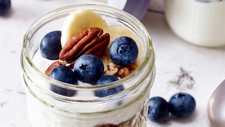 Joghurt mit Blaubeeren, Pecannüssen und Banane Rezept - Foto: House of Food / Bauer Food Experts KG