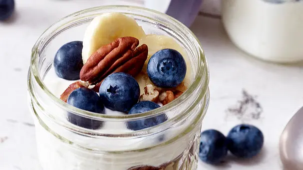 Joghurt mit Blaubeeren, Pecannüssen und Banane Rezept - Foto: LECKER @ Bauer Media Group