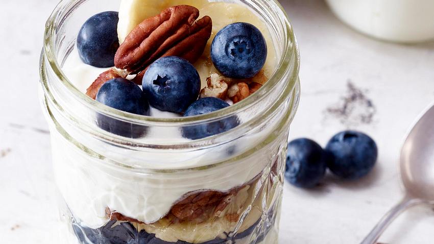 Joghurt mit Blaubeeren, Pecannüssen und Banane Rezept - Foto: House of Food / Bauer Food Experts KG