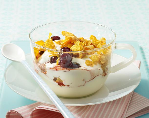 Joghurt mit Cornflakes und Amarenakirsche Rezept