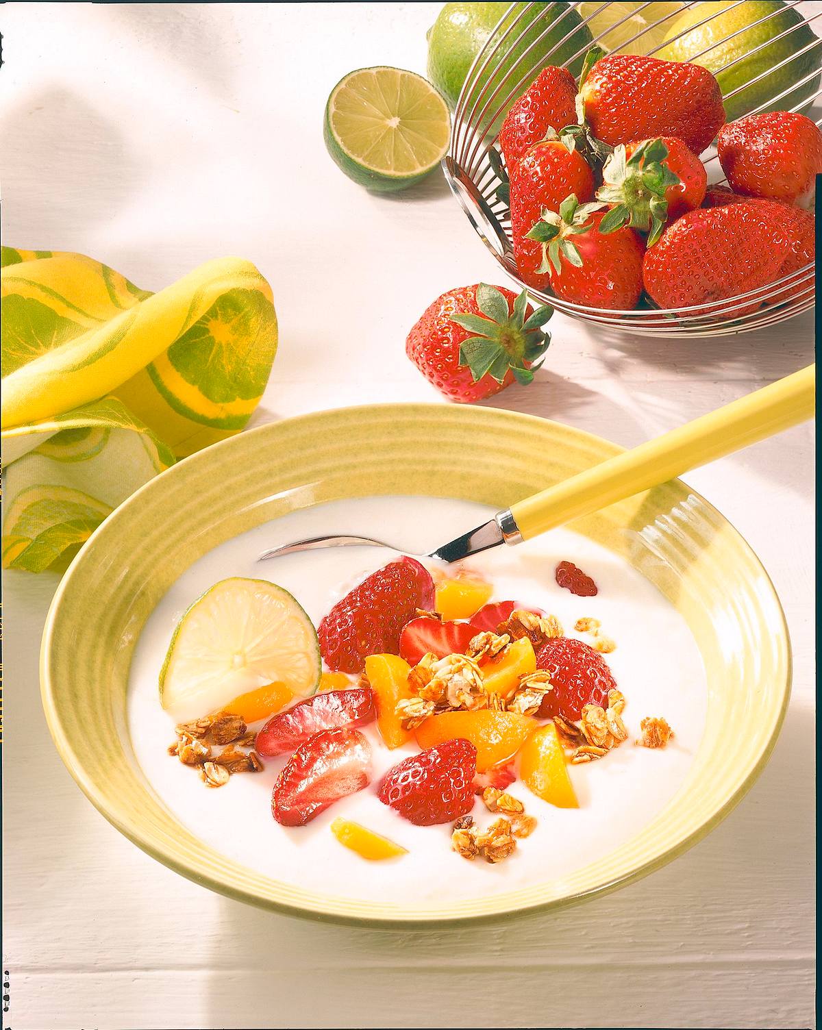 Joghurt mit Früchten & Knusperflocken Rezept