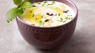 Joghurt mit getrockneten Feigen, Kirschen, Ahornsirup und Schokoröllchen Rezept - Foto: House of Food / Bauer Food Experts KG