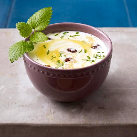 Joghurt mit Heidelbeeren, Holunderblütensirup und Cornflakes Rezept Joghurt mit Heidelbeeren, Holunderblütensirup und Cornflakes Rezept