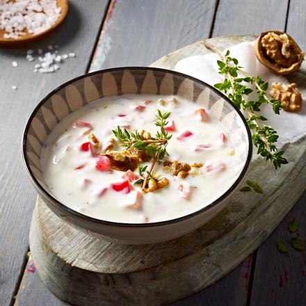 Joghurt mit Paprika, Walnüssen und Thymian Rezept