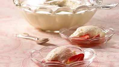 Joghurt-Mousse mit Erdbeeren Rezept - Foto: LECKER @ Bauer Media Group
