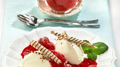 Joghurt-Nocken auf Himbeeren Rezept - Foto: LECKER @ Bauer Media Group