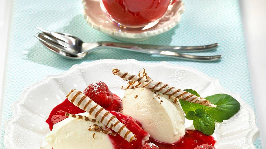 Joghurt-Nocken auf Himbeeren Rezept - Foto: House of Food / Bauer Food Experts KG