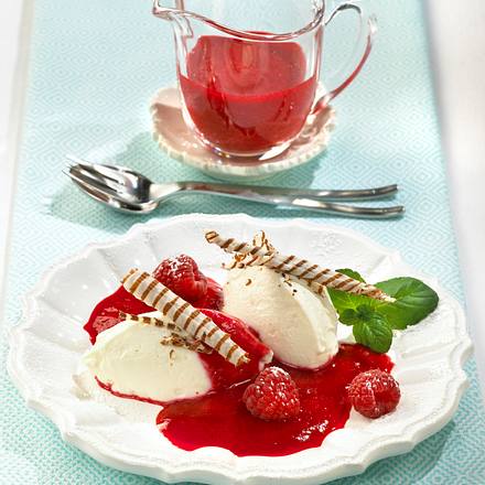 Joghurt-Nocken auf Himbeeren Rezept Joghurt-Nocken auf Himbeeren Rezept